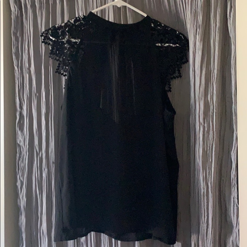 Black lace top 🌷 3/20